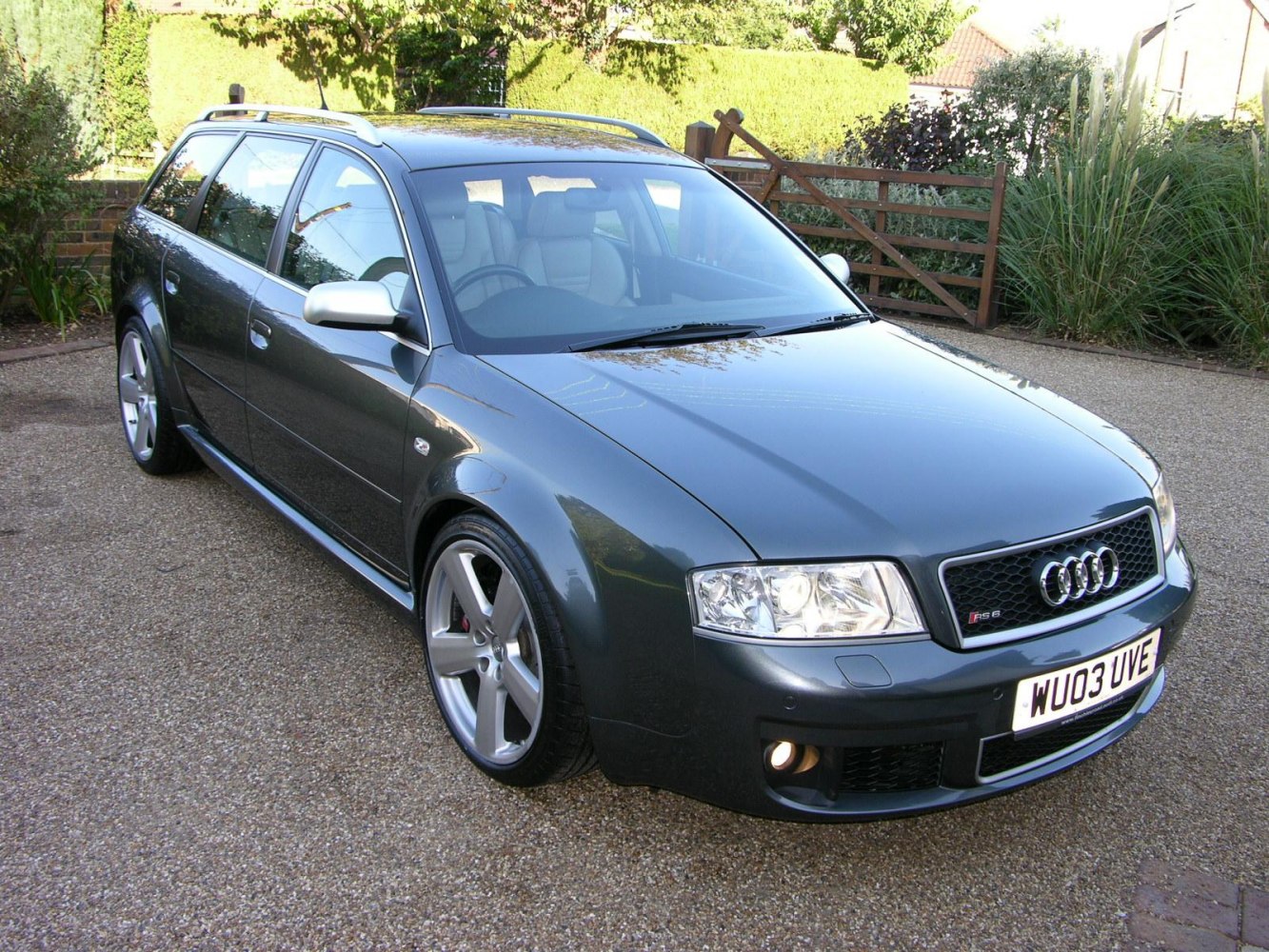 Front angled view with alloy wheels and roof rails