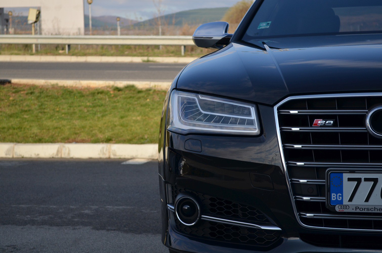 Front grille and LED headlight with S8 badge