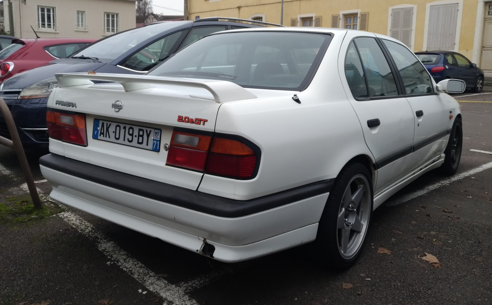 Rear side view with spoiler and taillights