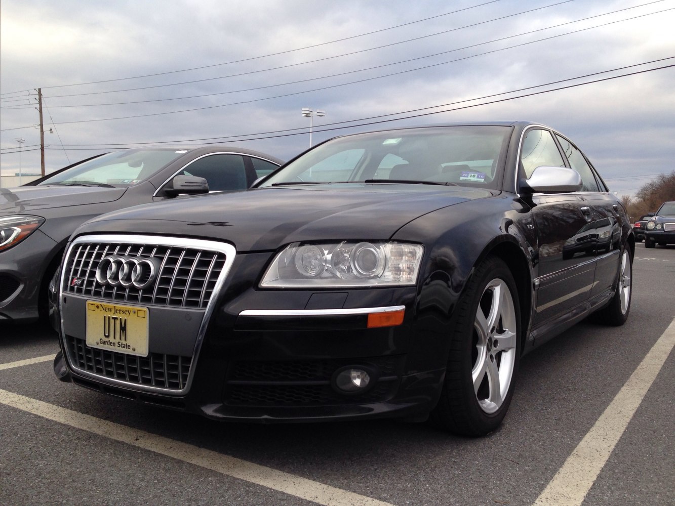 Front grille and headlight cluster with sporty elements and V10 badge