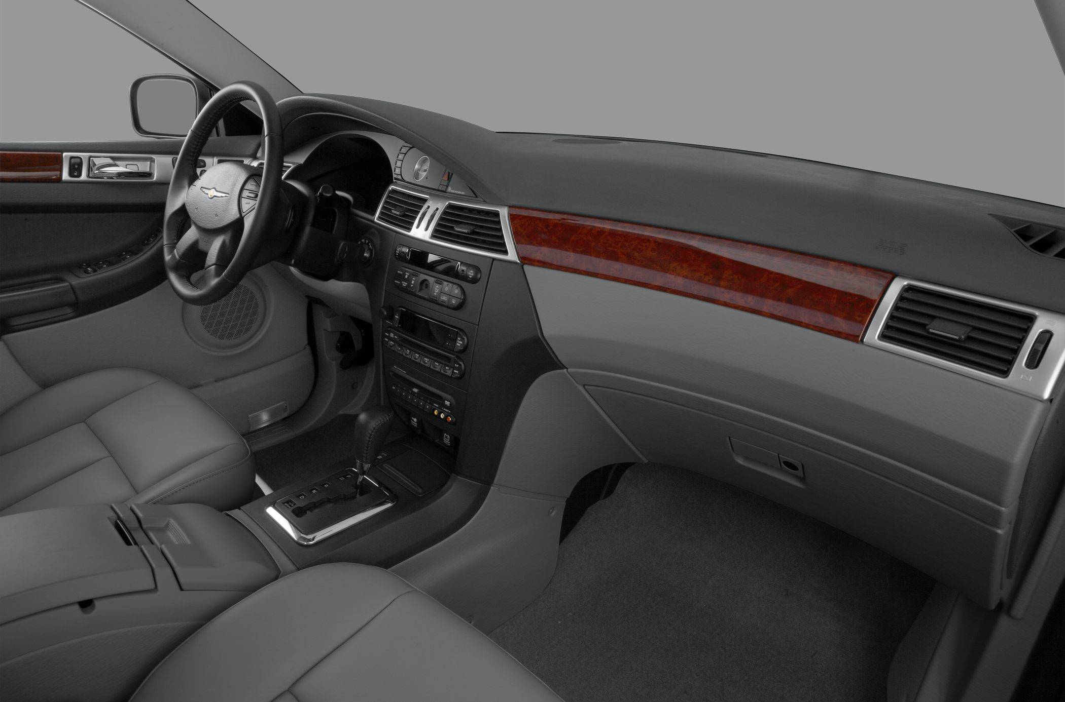 Dashboard, steering wheel, center console with wood trim and automatic gear shift