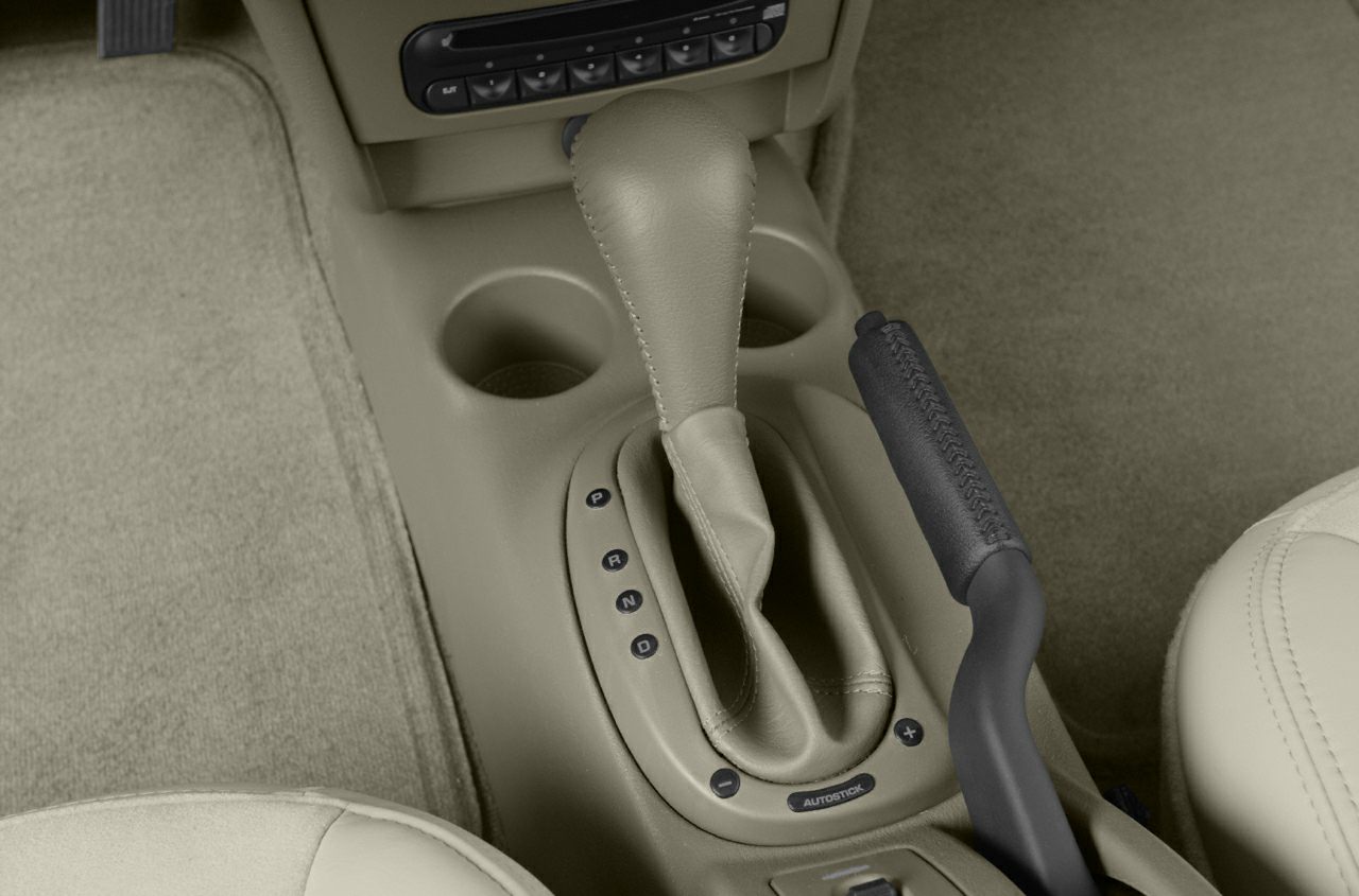 Automatic gear shift with Autostick and adjacent handbrake lever.