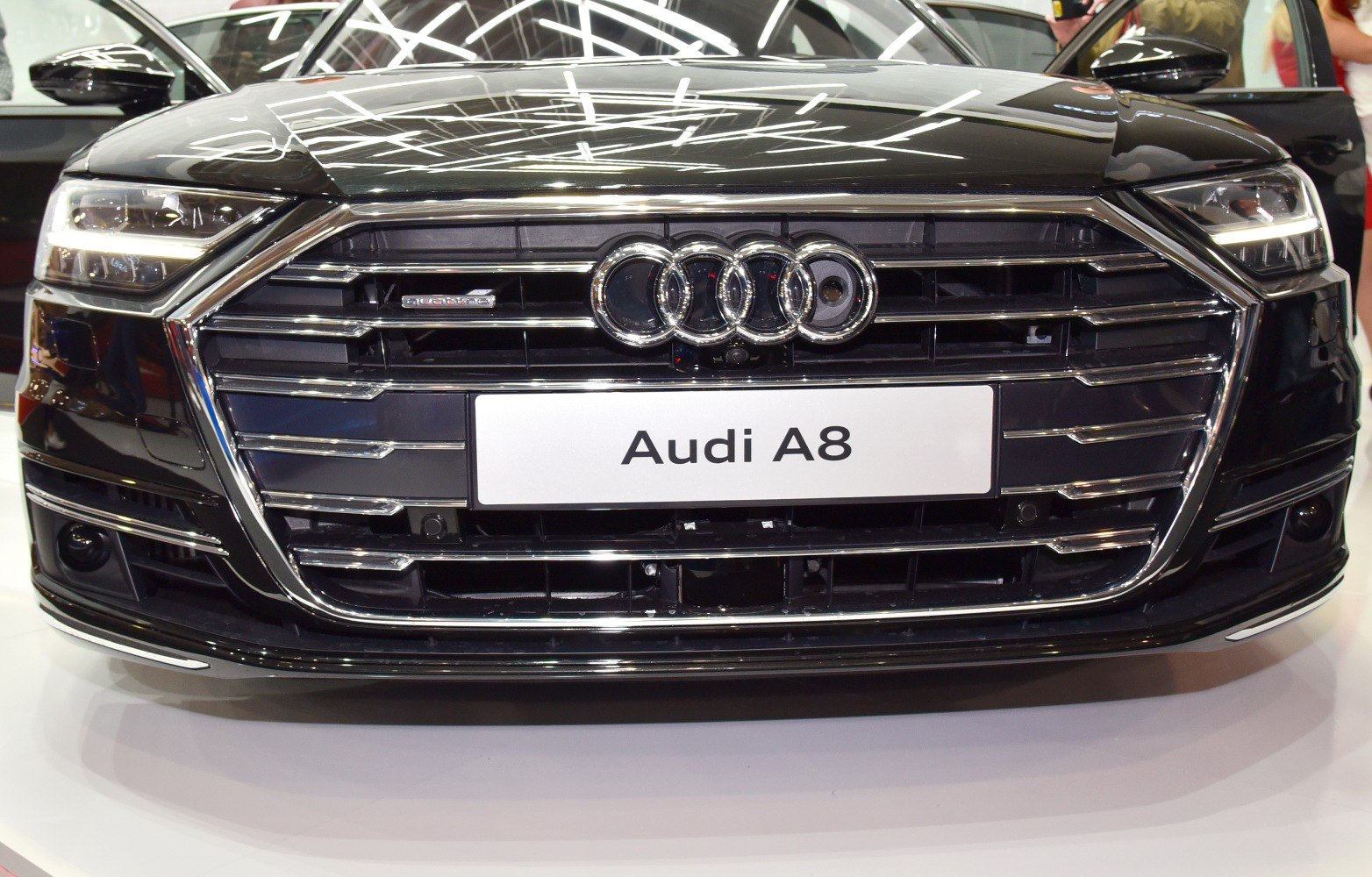 Front grille with chrome details and LED headlights