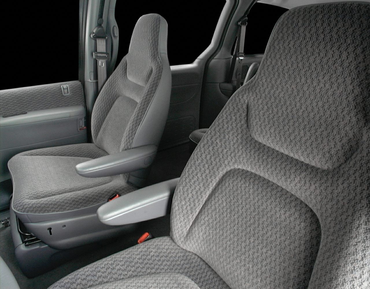 Fabric-upholstered front seats with armrests and seatbelt
