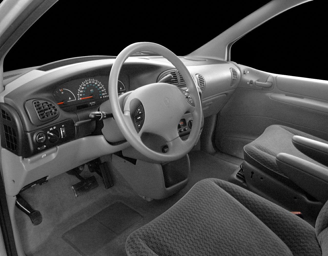 Steering wheel, dashboard with instrument cluster, front seats with armrest