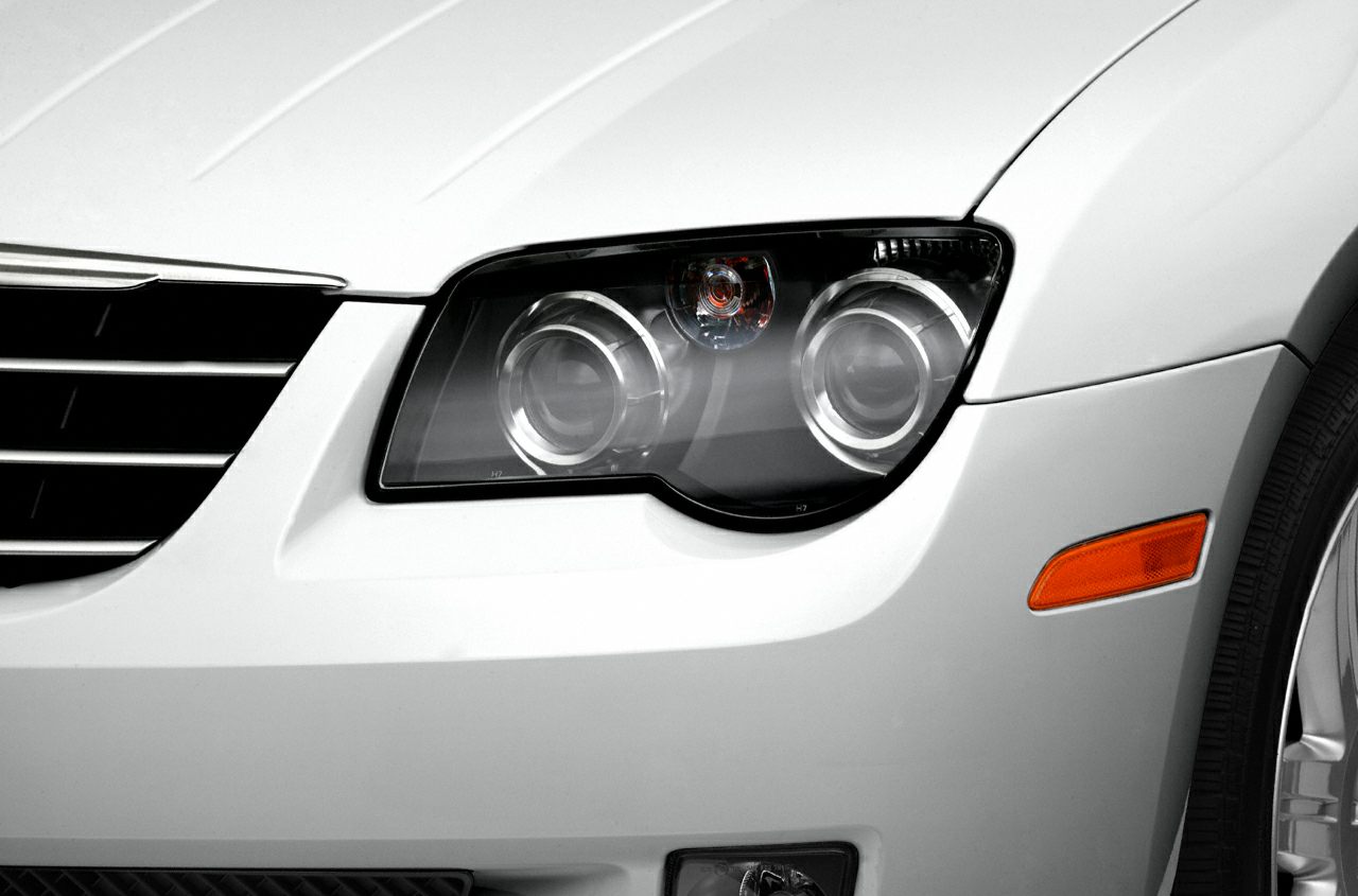 Dual projector headlights and amber side marker on front fender