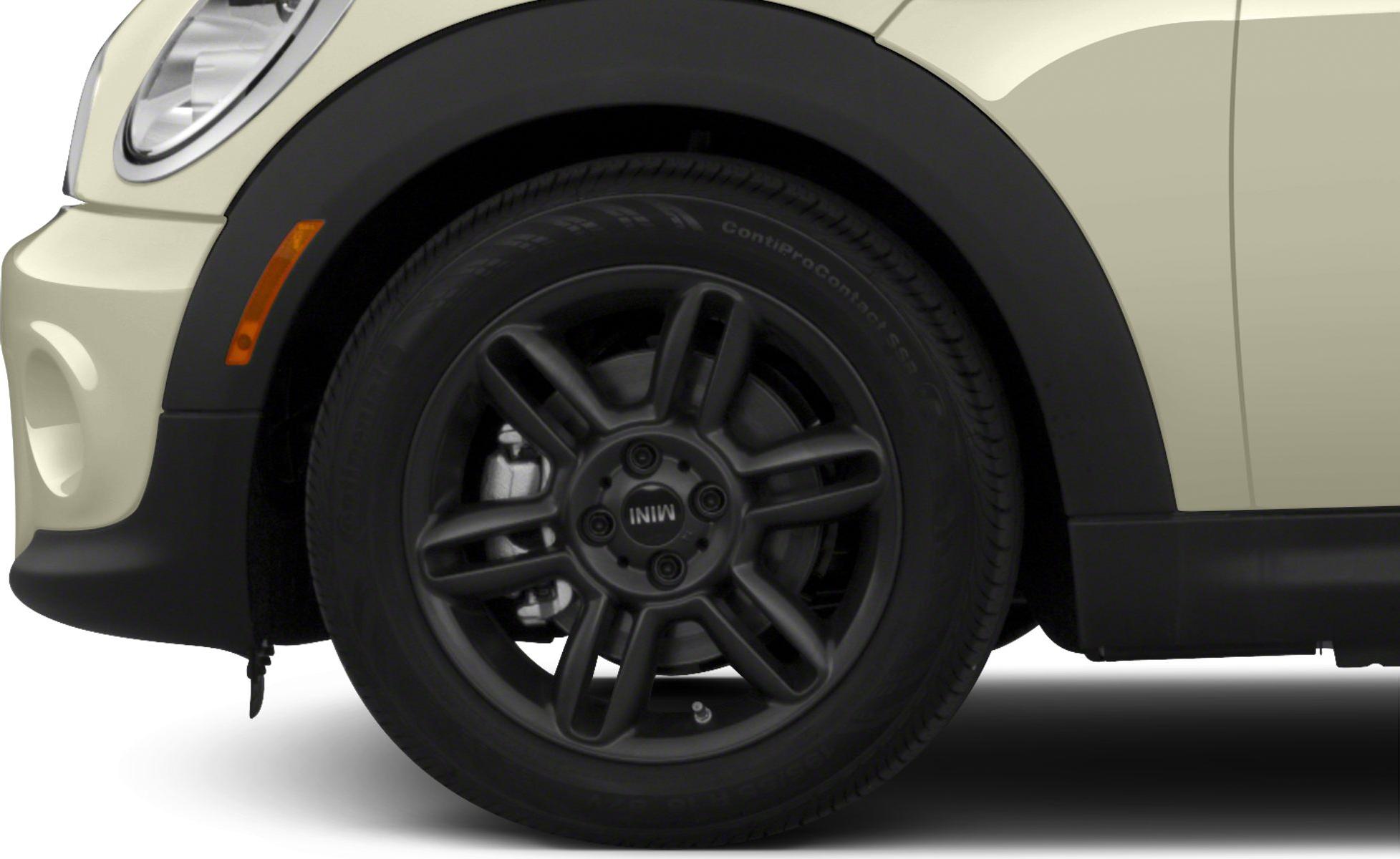 Front wheel with black alloy rim and fender side marker