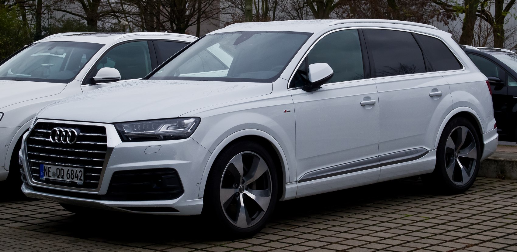 Front side with LED headlights and alloy wheels