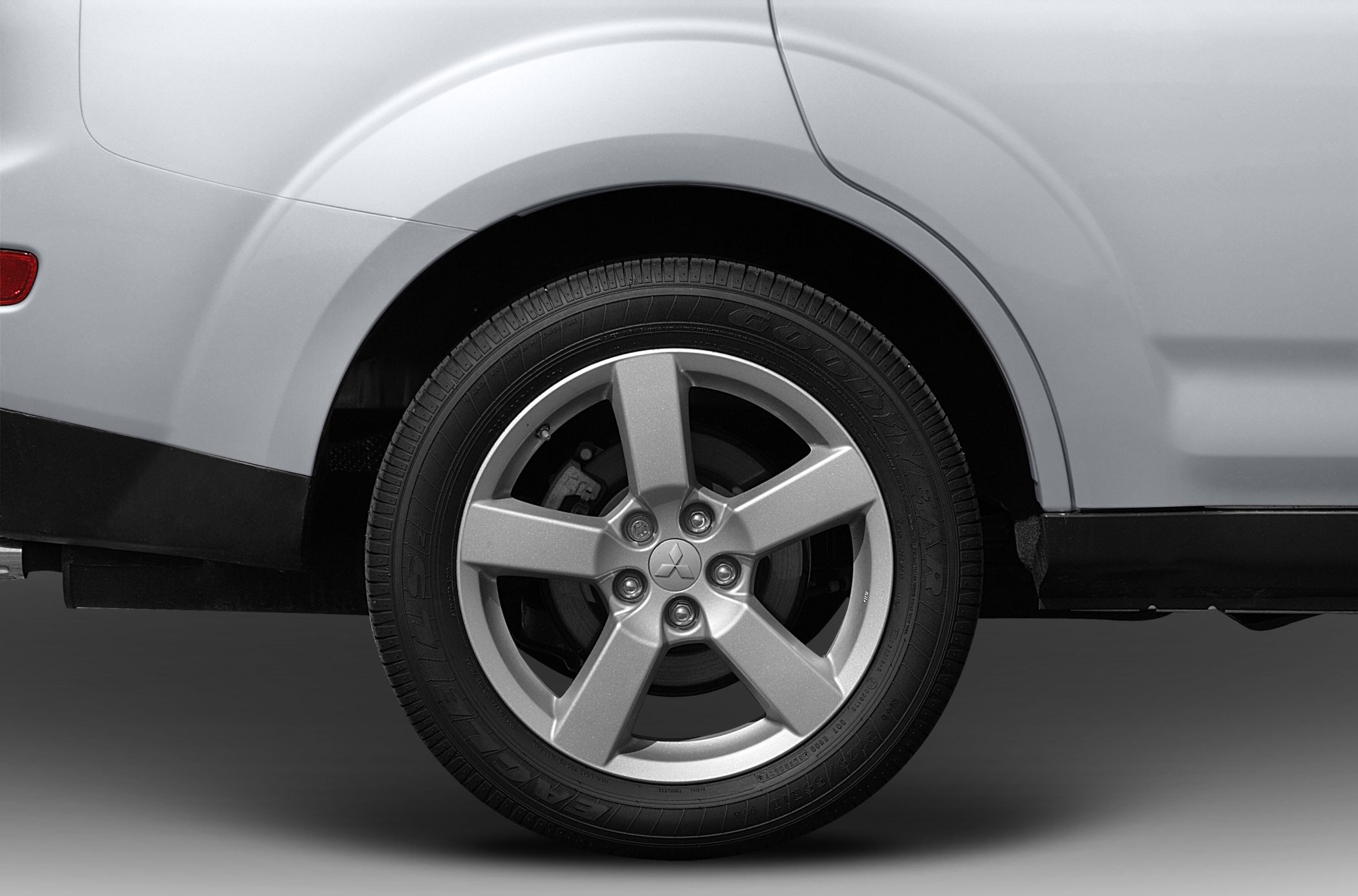 Alloy wheel and rear fender close-up