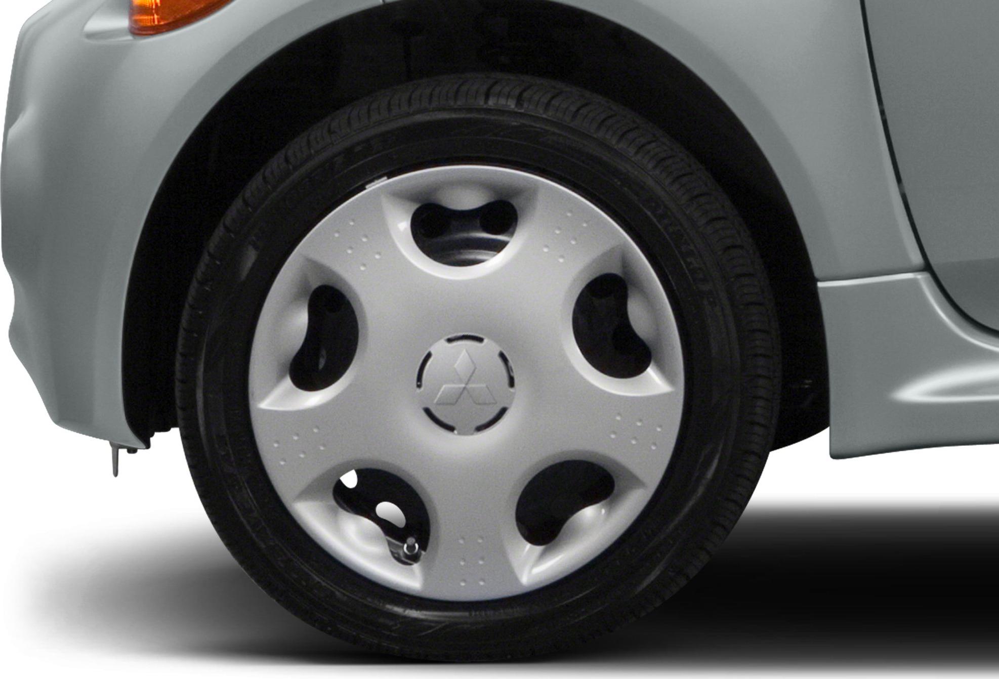 2006 vehicle wheel hubcap and tire close-up