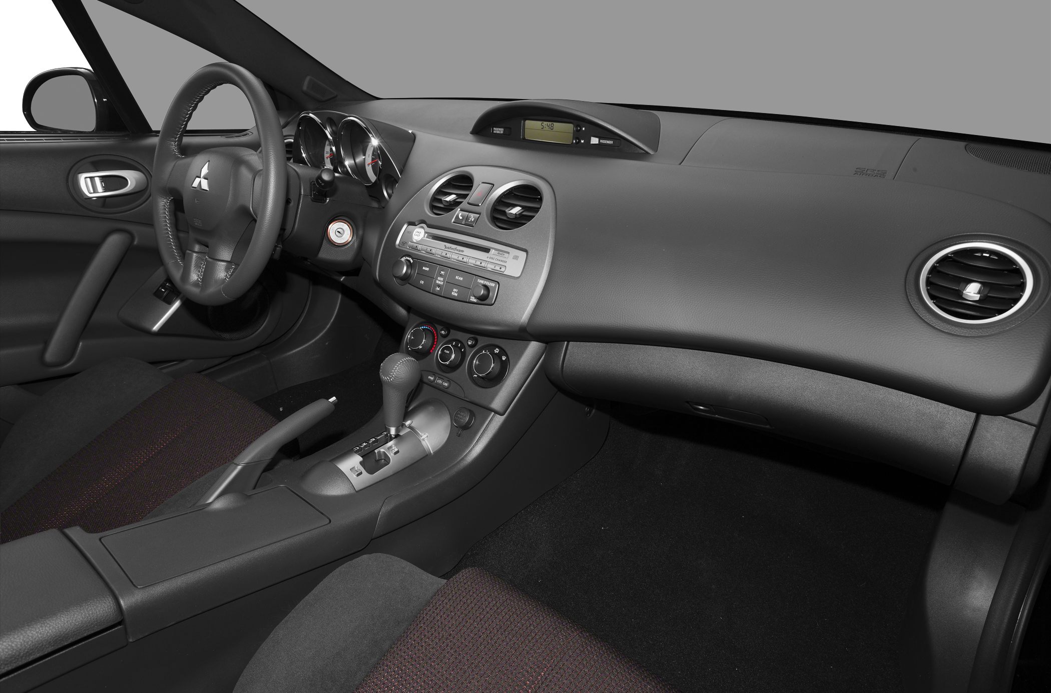 Dashboard, steering wheel, center console with automatic gear shift