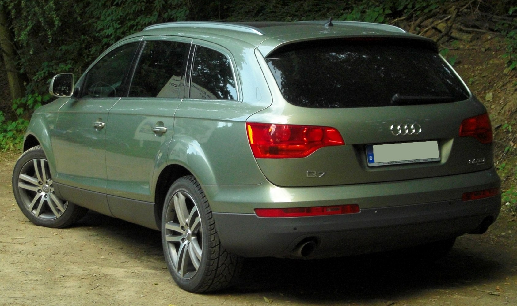 Rear side profile with taillights and alloy wheels of an SUV