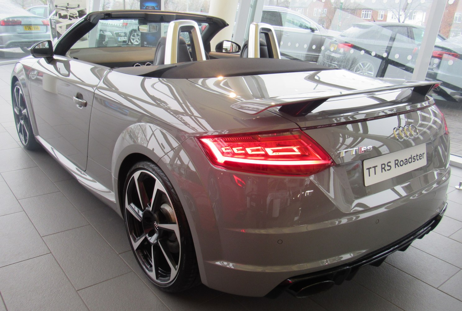 Convertible rear with LED tail lights and rear spoiler
