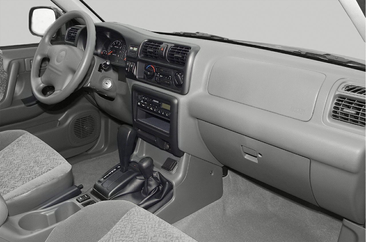 Dashboard, steering wheel, center console with gear and transfer levers