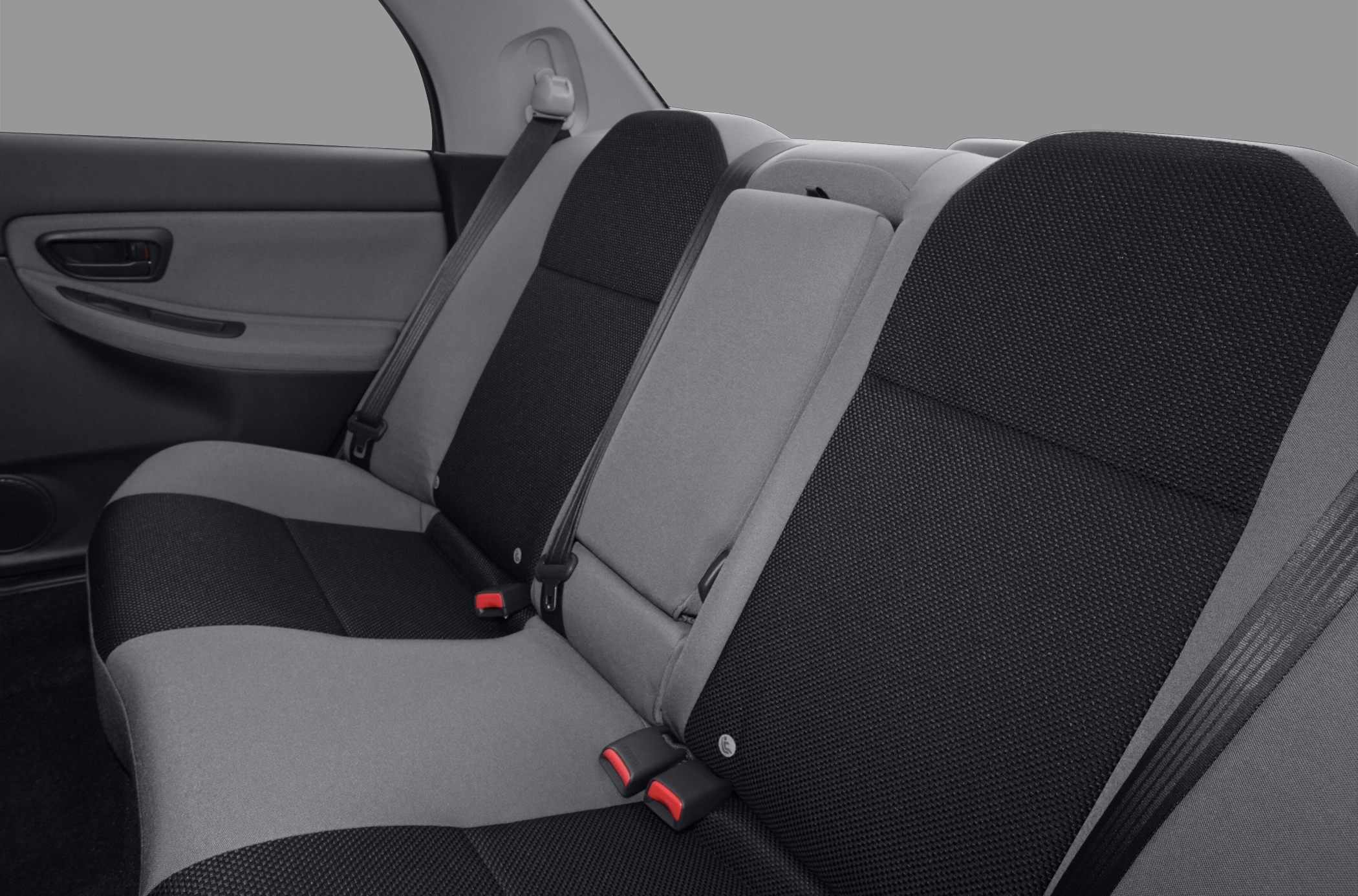 Dual-tone rear seats with integrated seat belts and central armrest