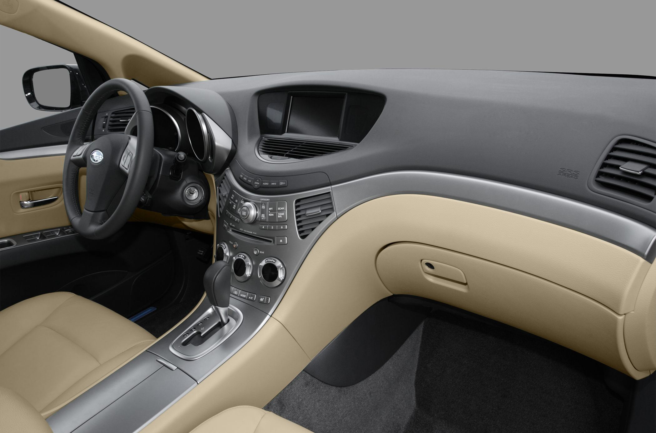 Dashboard, center console, automatic gear shift with beige interior trim