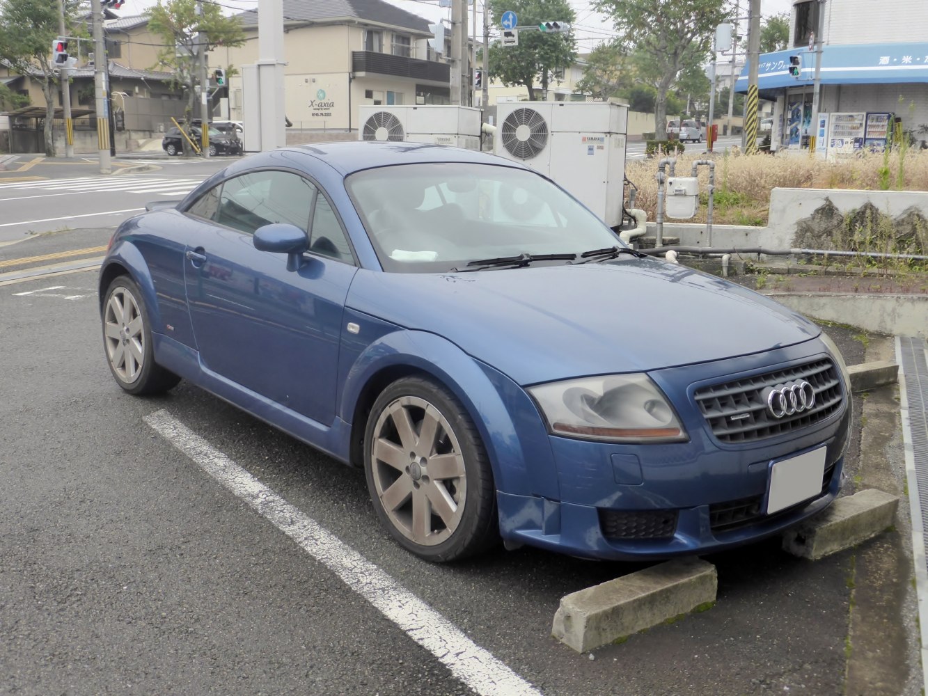 Blue Audi TT 8N facelift (2000) coupe front-side view and grille