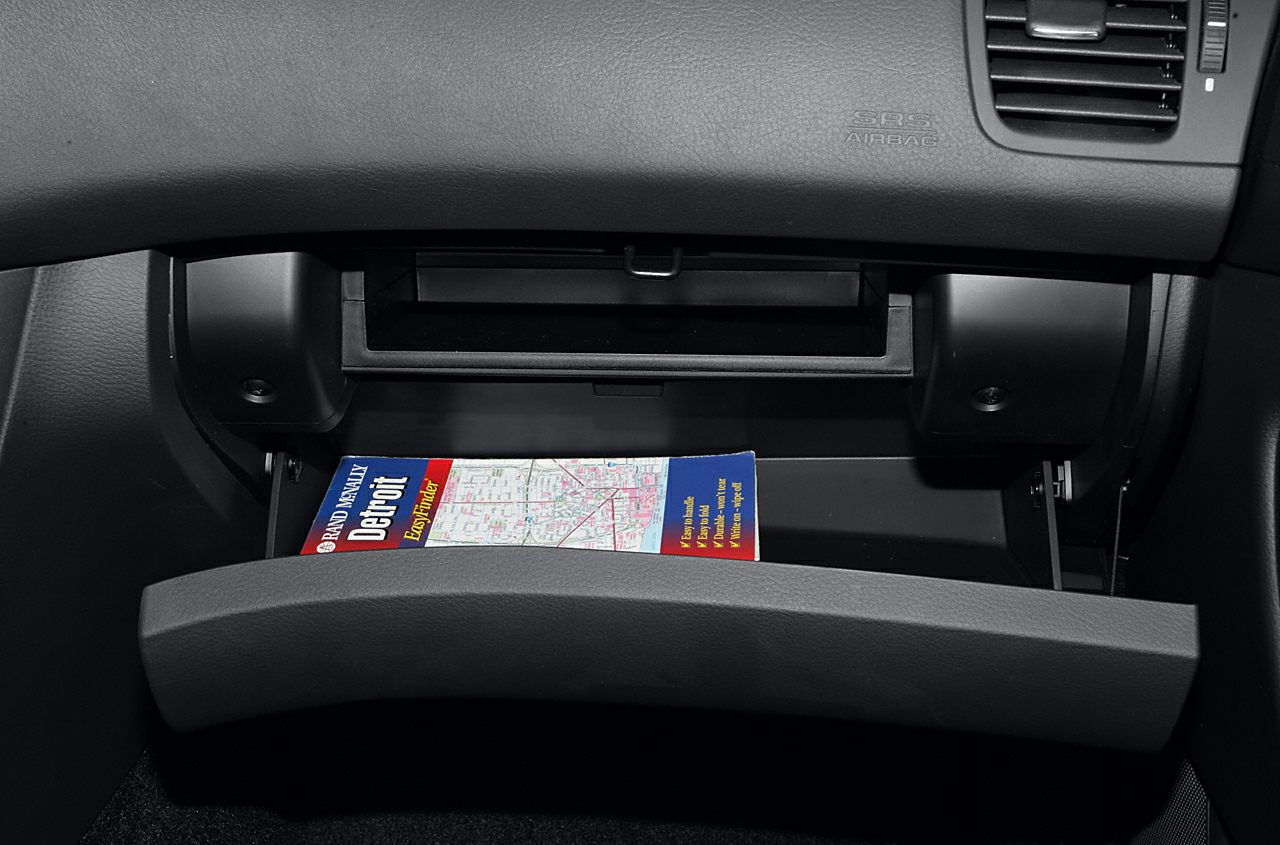 Open glove compartment with storage space in vehicle dashboard