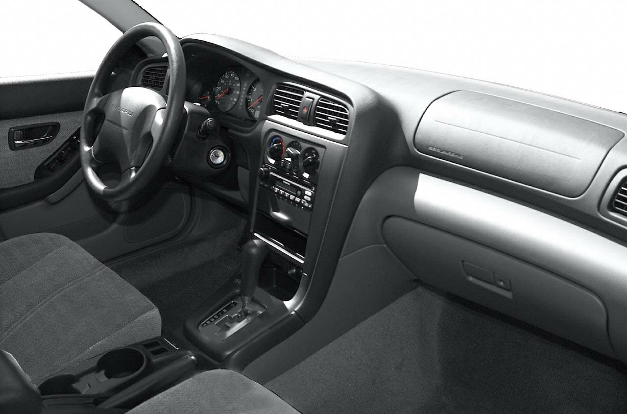 Dashboard, steering wheel, center console with automatic gear shift