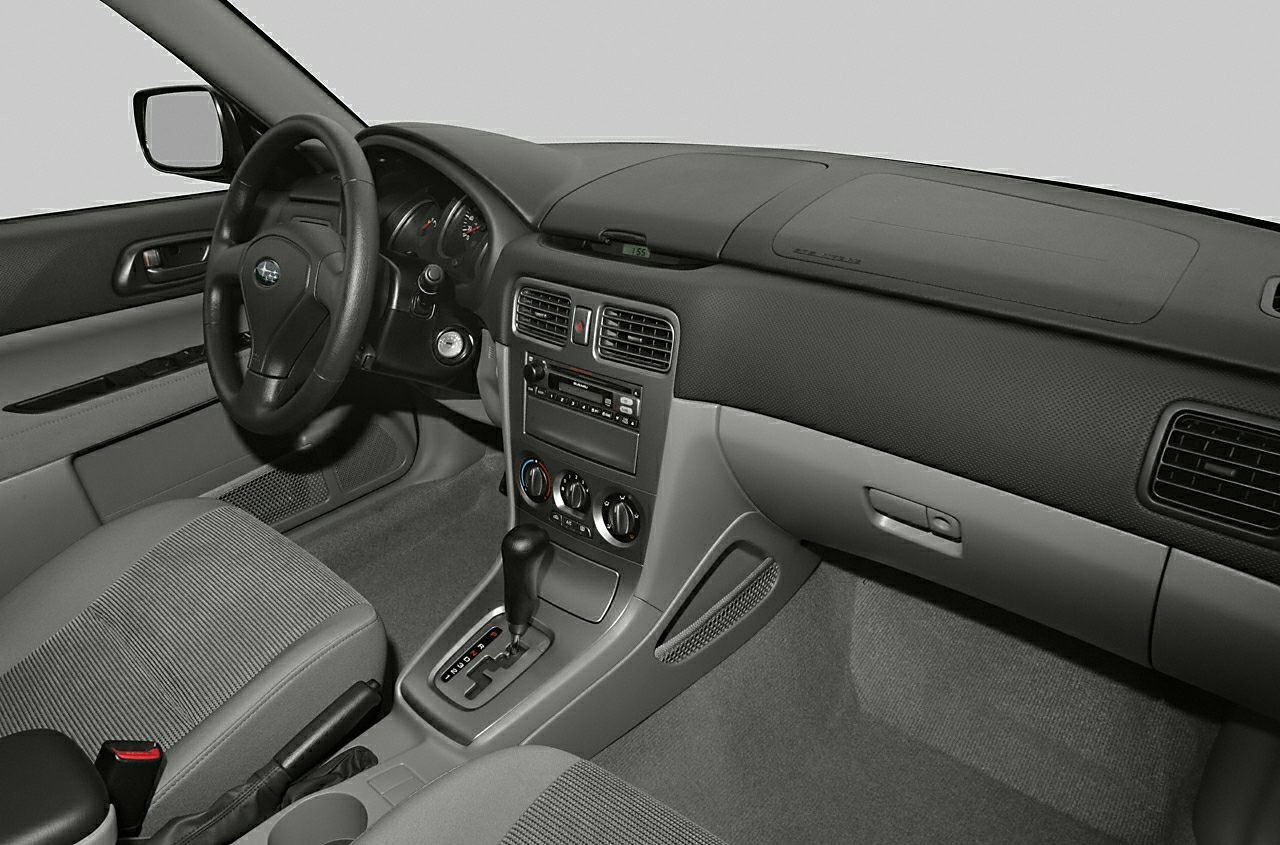 Dashboard, steering wheel, center console with automatic gear shift