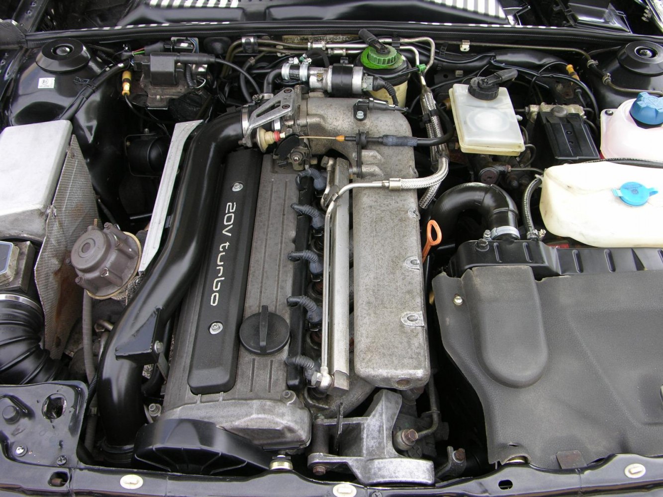 20V turbocharged engine setup with detailed components and turbo system