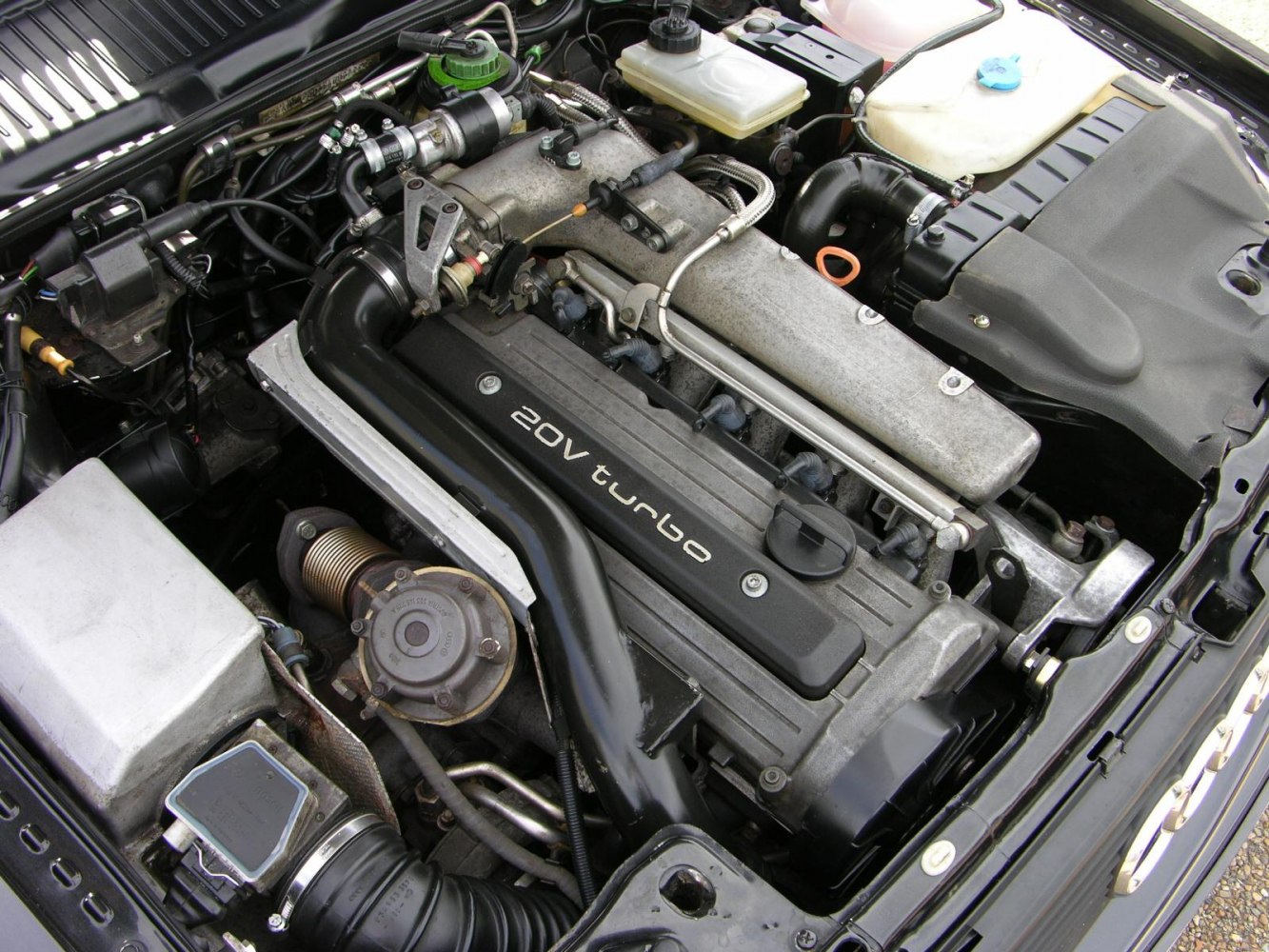 20-valve turbocharged inline engine with connected components