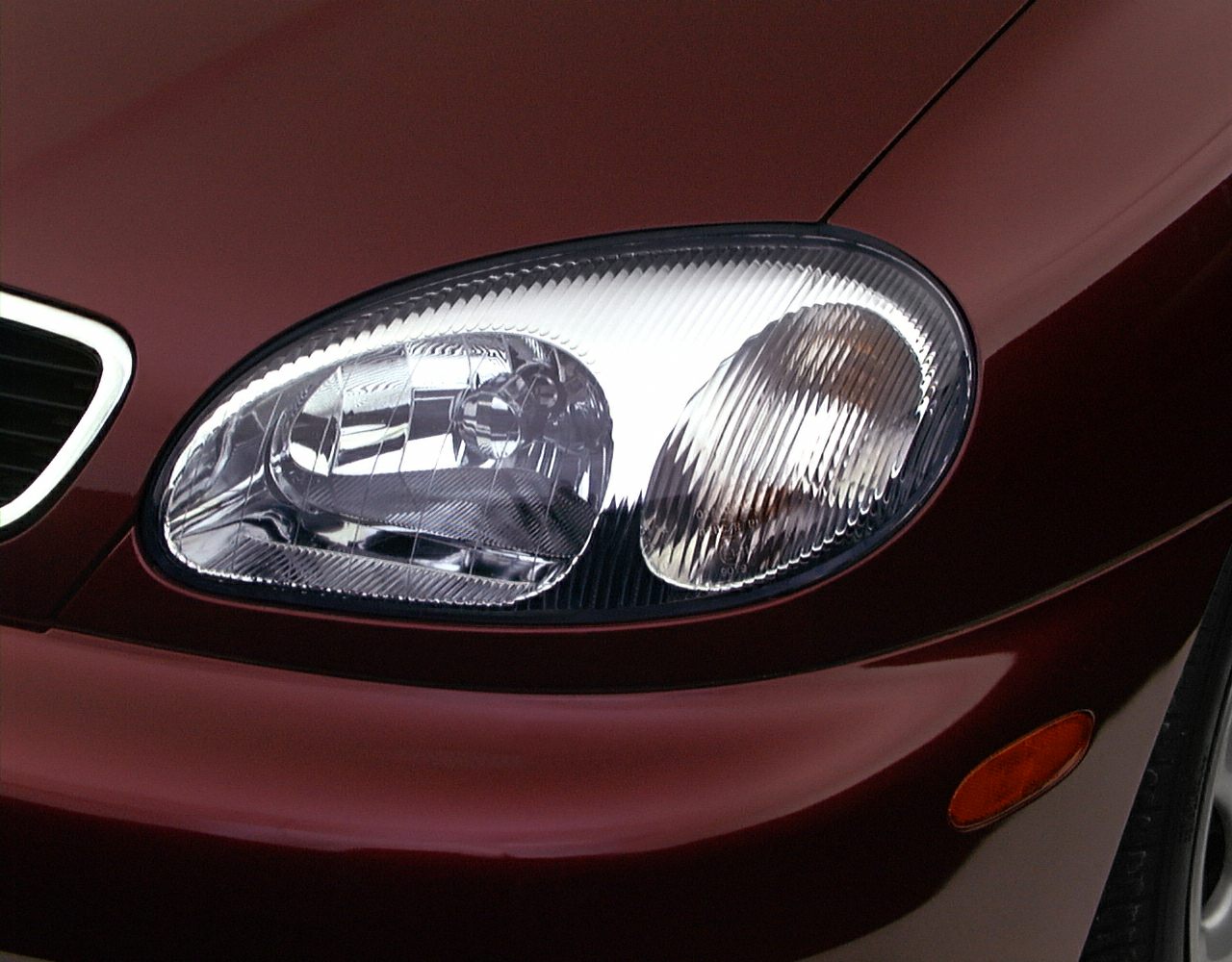 Front headlight and side indicator of a car front light cluster