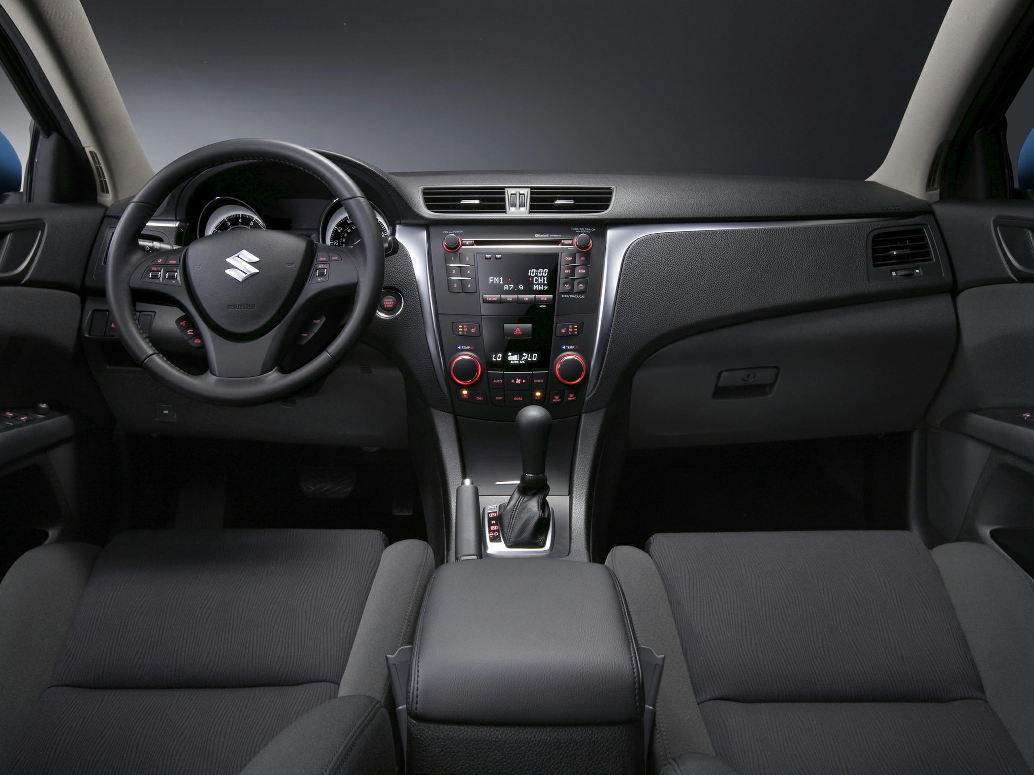 Dashboard, steering wheel, center console with automatic gear shift