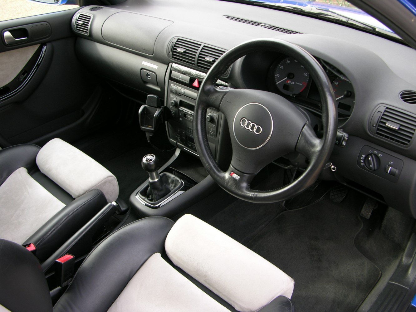 Manual transmission, sporty steering wheel, two-tone seats.