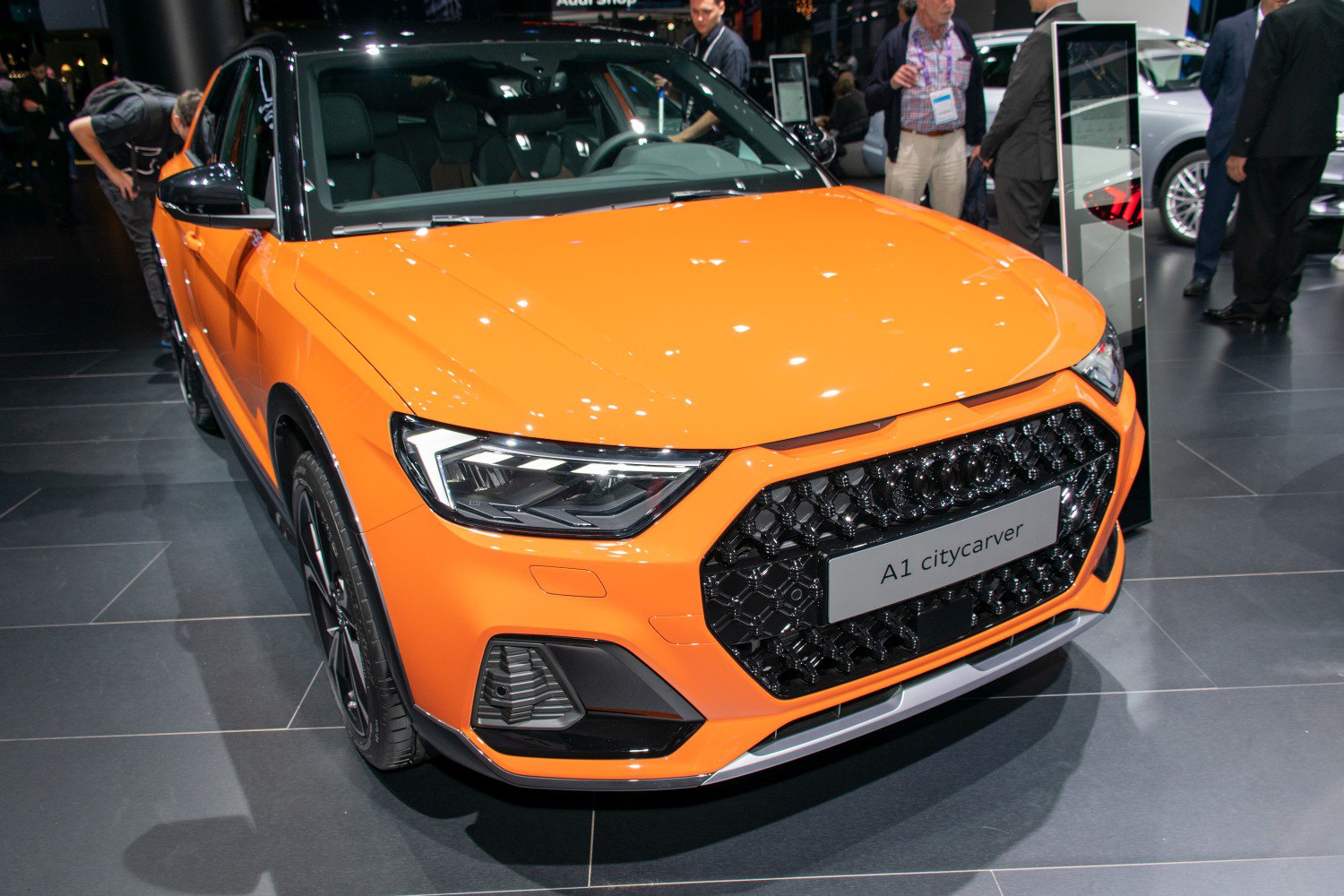 Front view with LED headlights and hexagonal grille