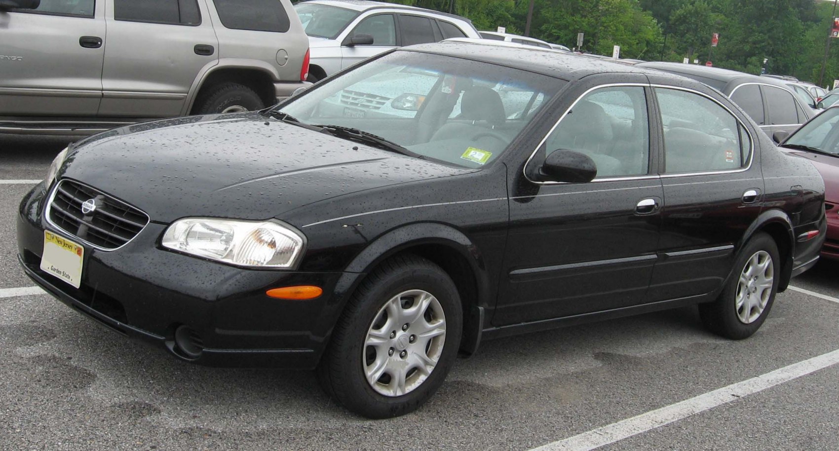 Black sedan front side view, alloy wheels, rounded headlights