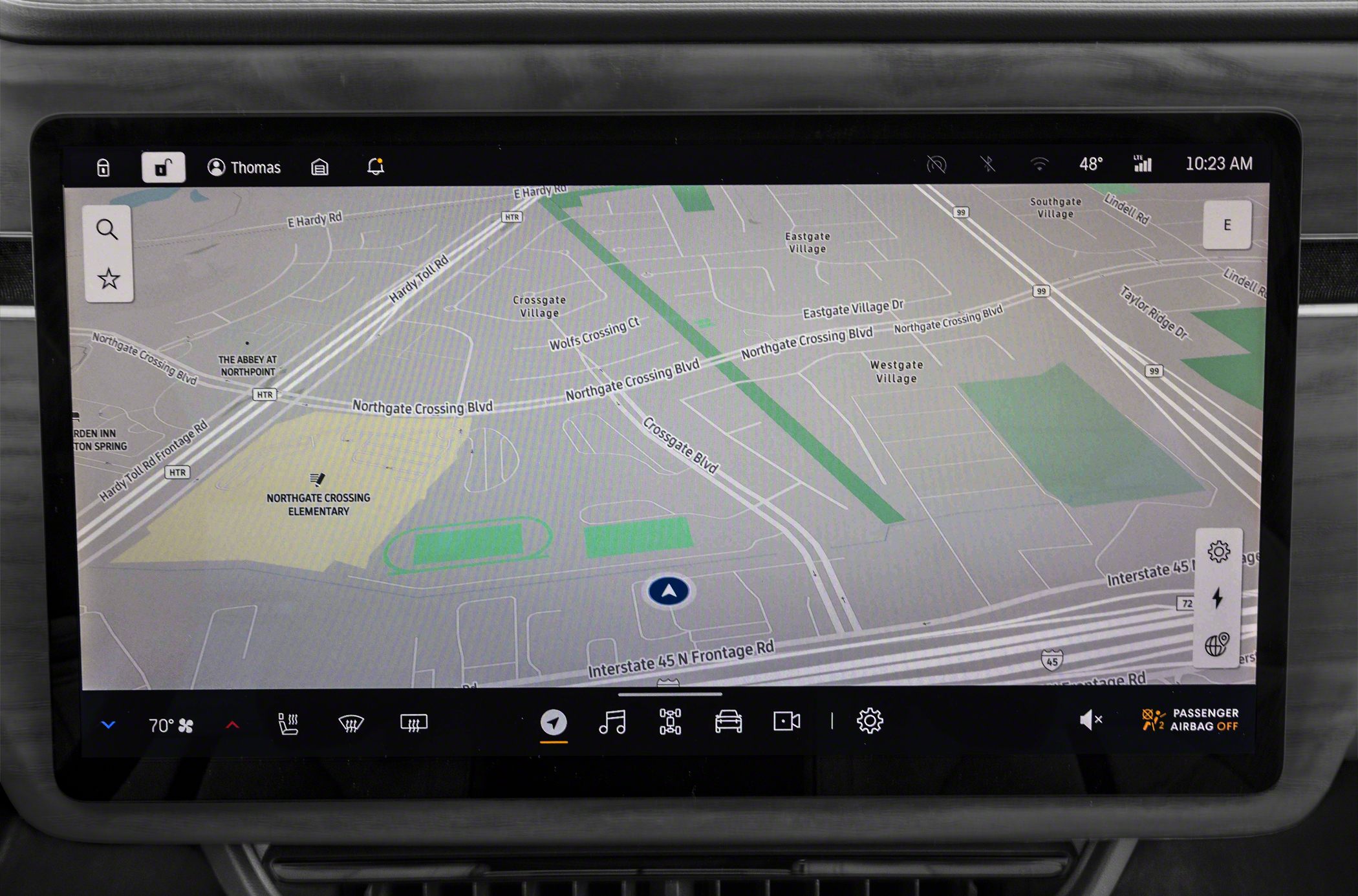 Vehicle touchscreen navigation display with map and control icons