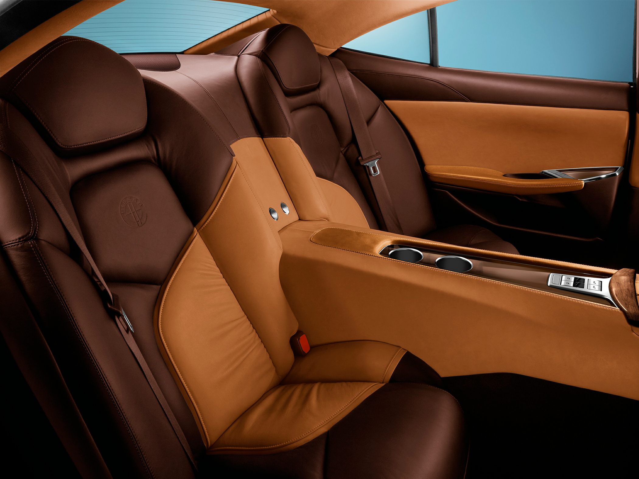 Luxury rear seats with two-tone leather and central console