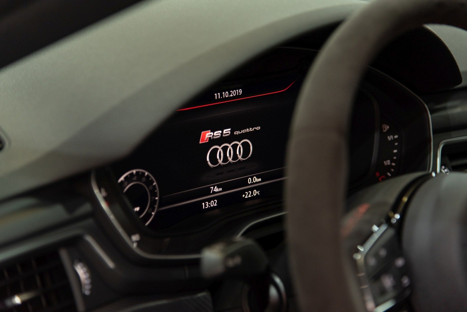 Digital instrument cluster with RS 5 quattro badge