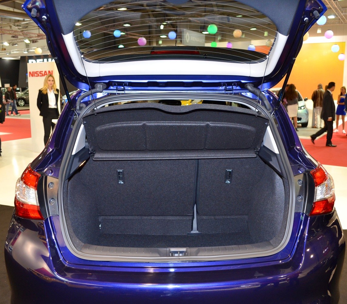 Open spacious rear trunk with foldable parcel shelf