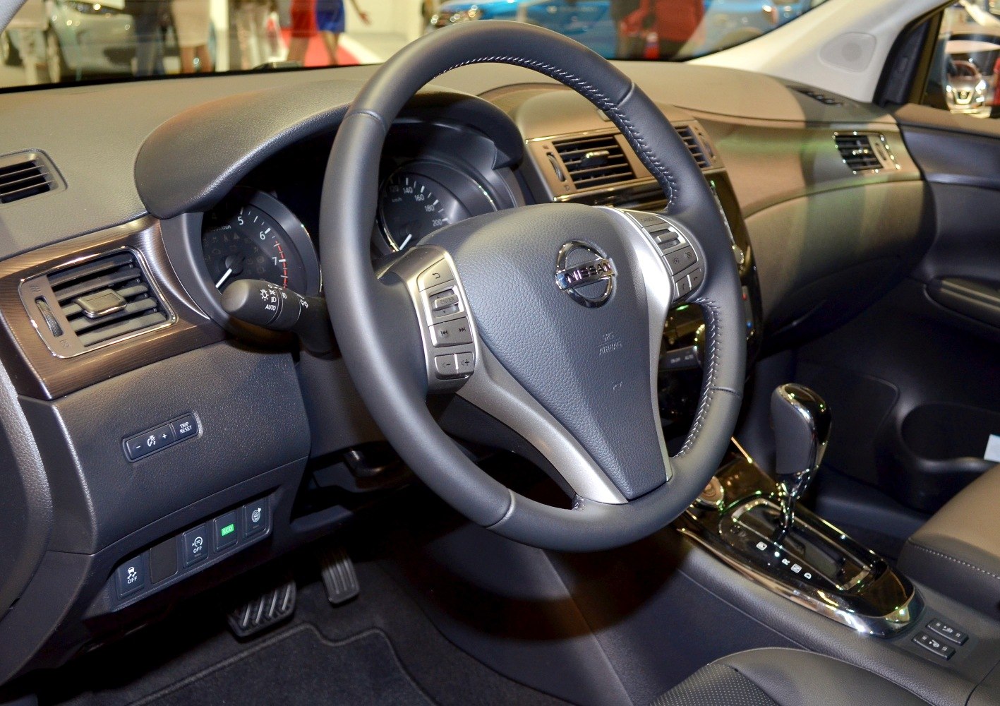 Steering wheel and dashboard with instrument cluster and gear shift