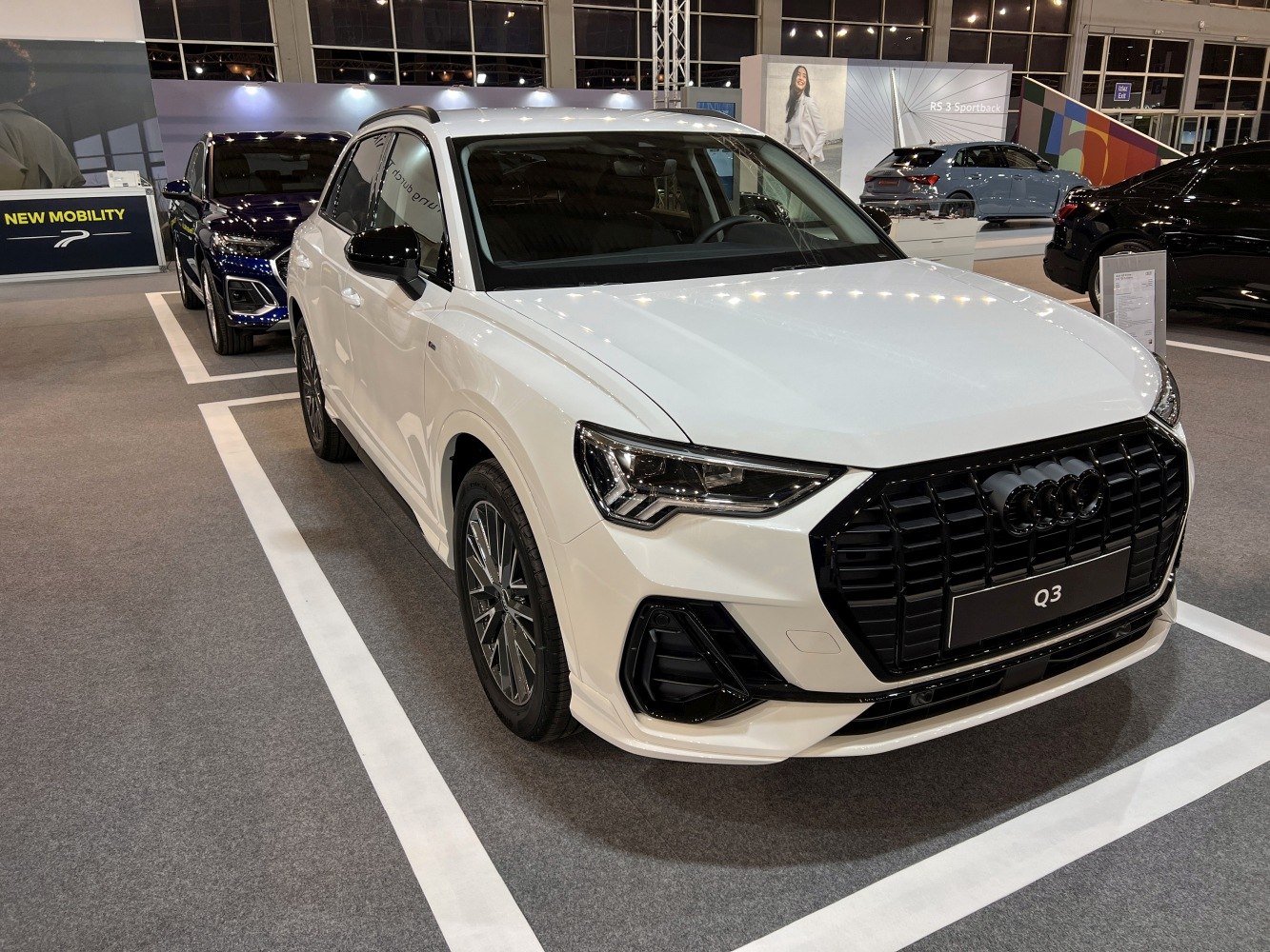 Audi Q3 II black front grille with LED headlights