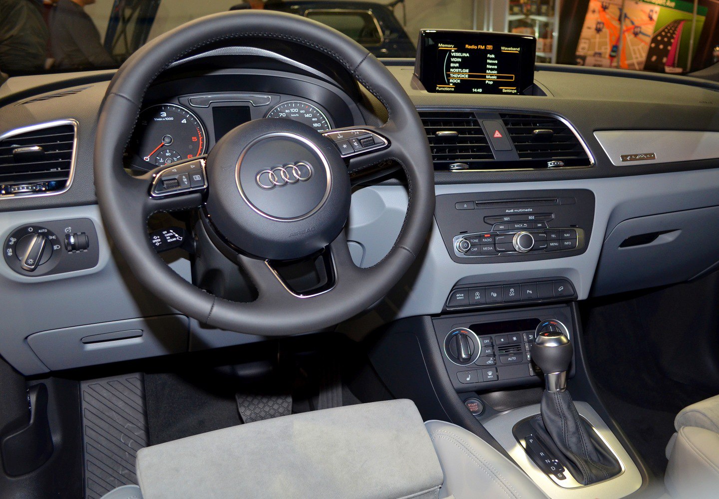 Dashboard, steering wheel, and central multimedia controls