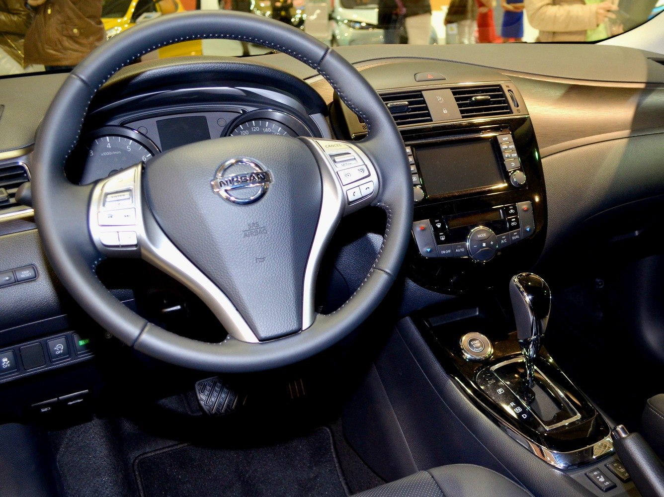 Steering wheel, dashboard with infotainment, and automatic gear shifter