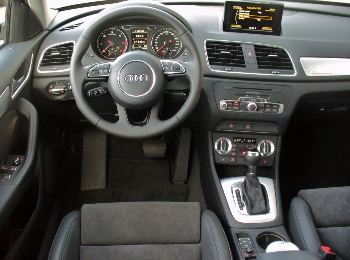 Dashboard, steering wheel and center console with automatic gear lever