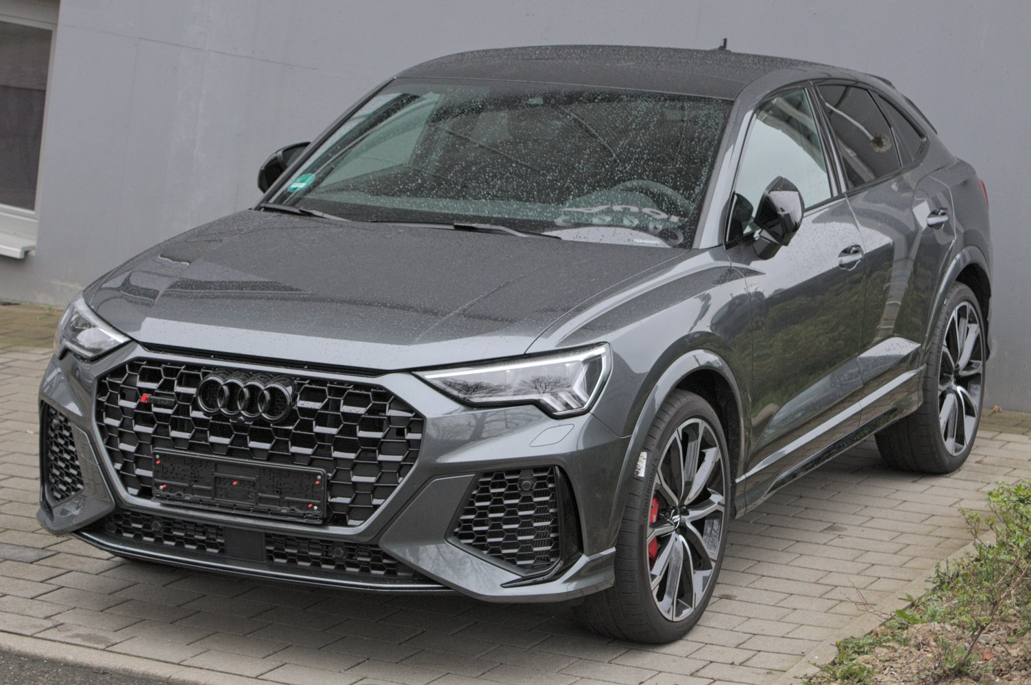 Honeycomb grille, LED headlights, sporty wheel design