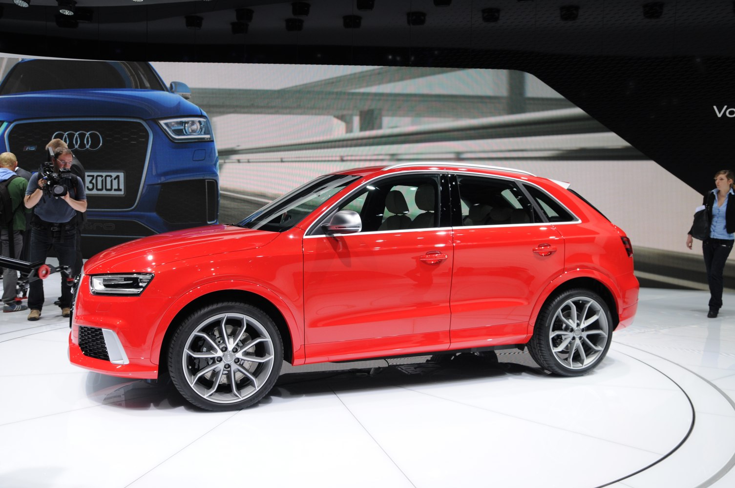 Side profile of a sporty SUV with alloy wheels