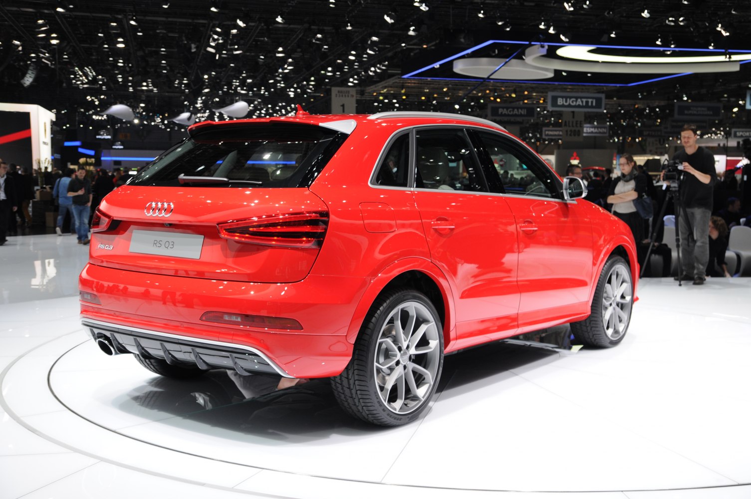 Rear view with sporty diffuser and dual exhausts