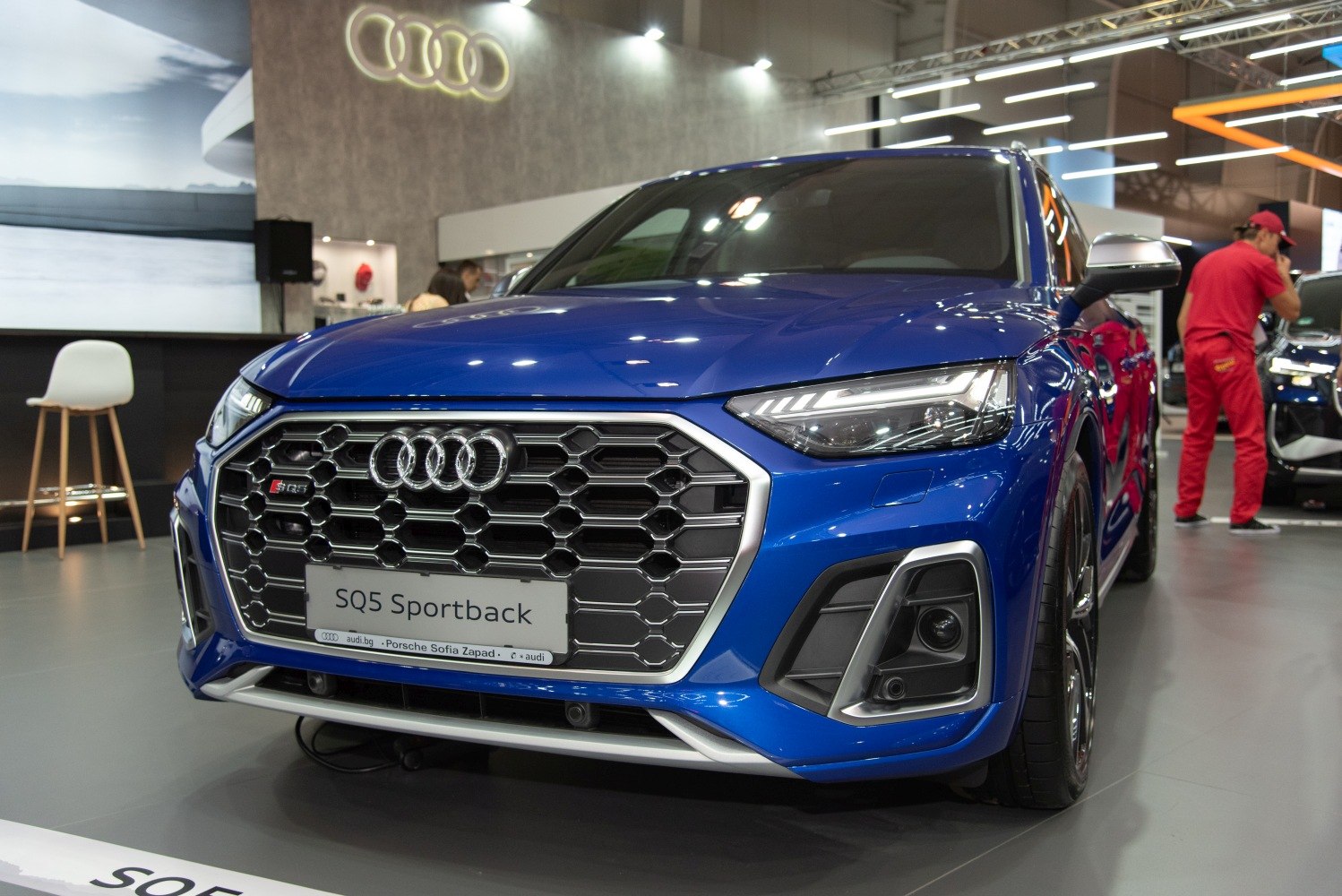 Front honeycomb grille with angular LED headlights