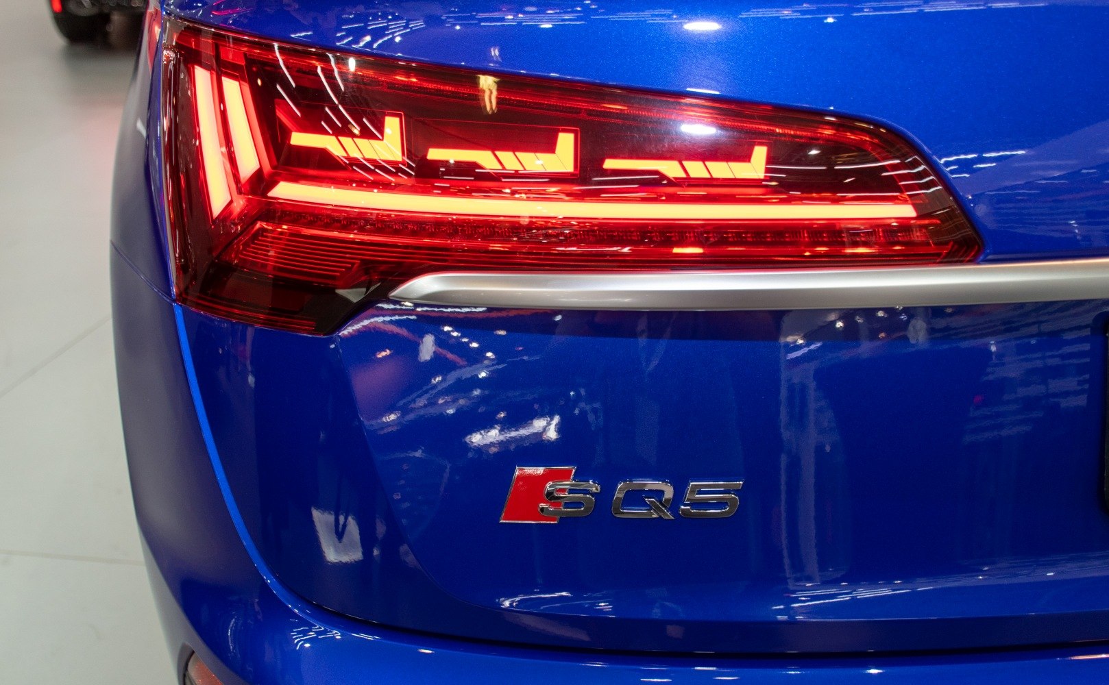 LED rear taillight and SQ5 badge on blue rear hatch