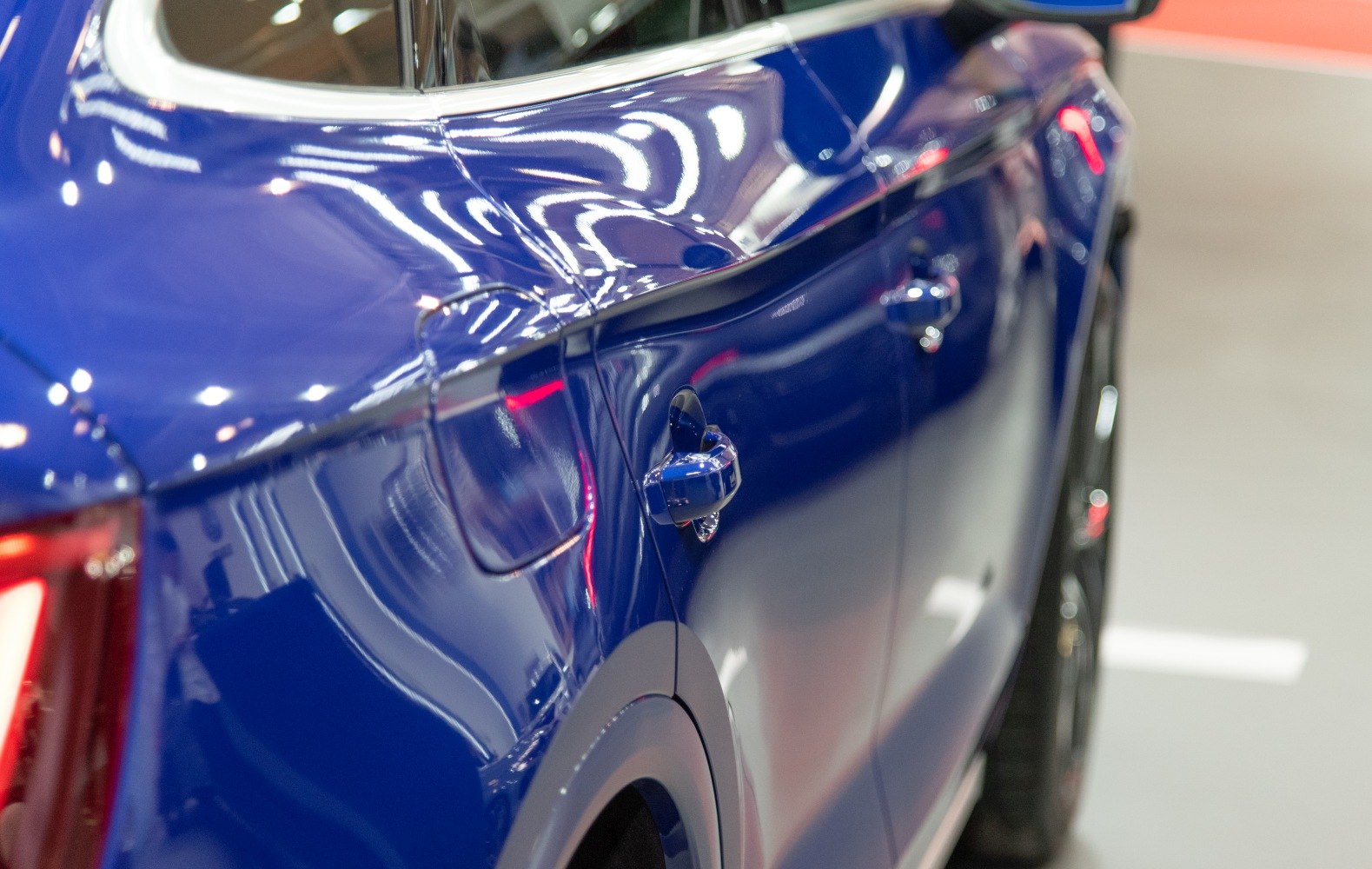 Rear side panel and door handle with glossy blue paint and reflections