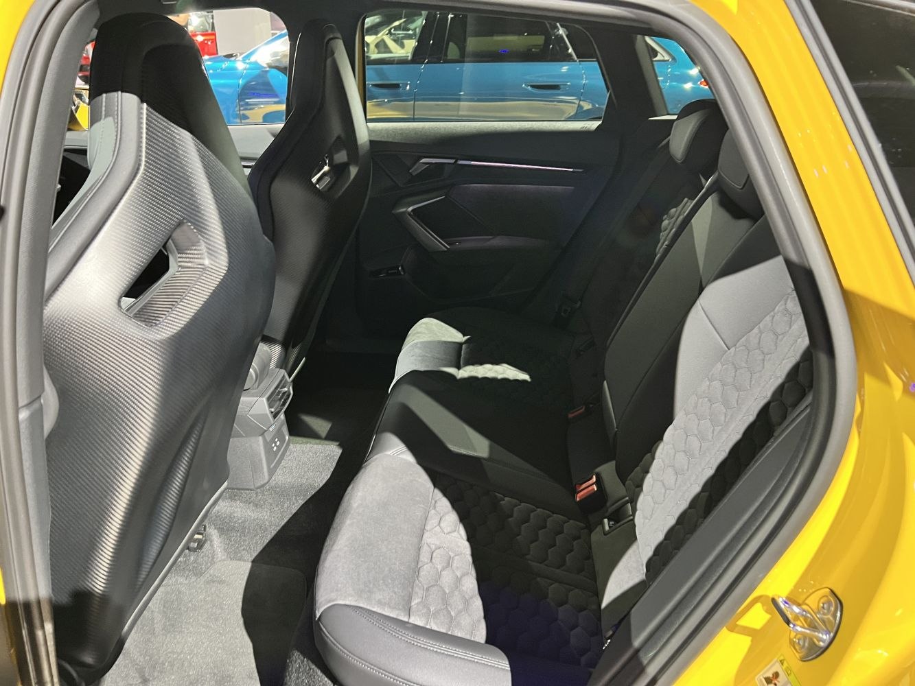 Rear seats with hexagon-pattern upholstery and sporty carbon-look front seatbacks