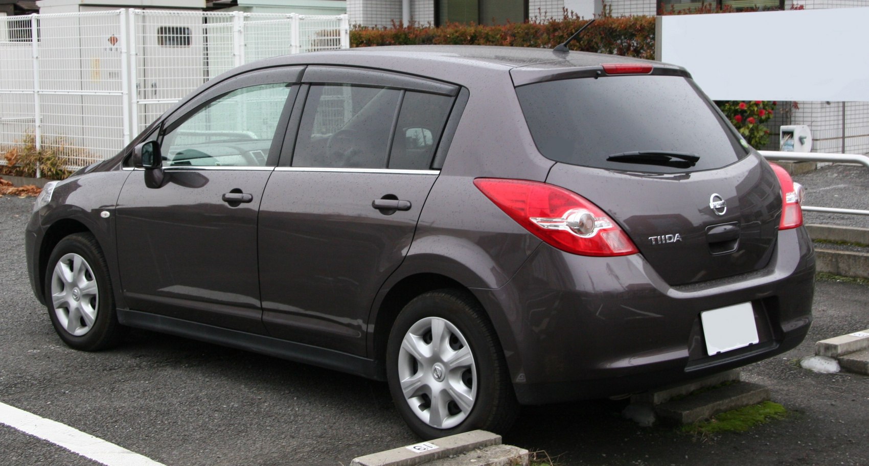 Rear side of a five-door hatchback with taillights and rear window wiper