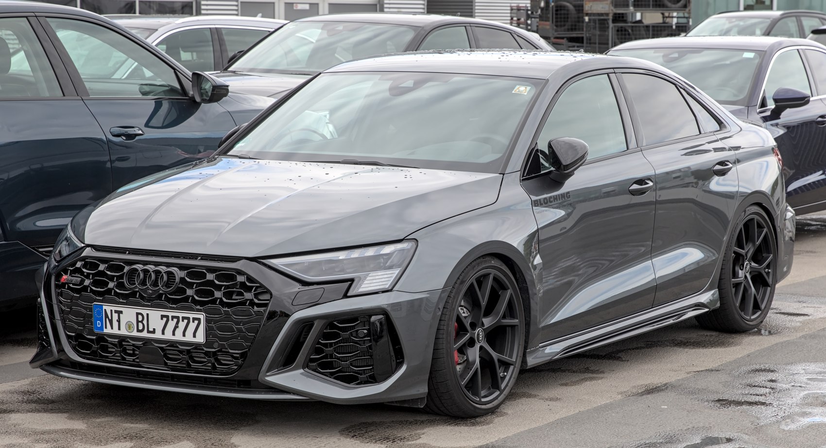 Hexagonal front grille and black sporty alloy wheels