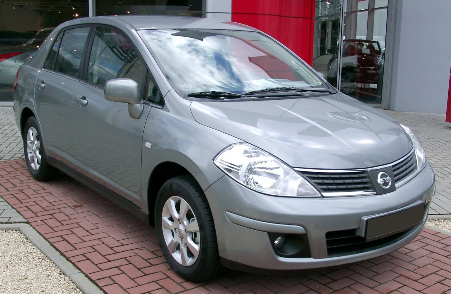 Front three-quarter view with clear headlights and alloy wheels